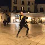 ...Tom�s si diletta in una danza che cattura gli sguardi divertiti dei passanti